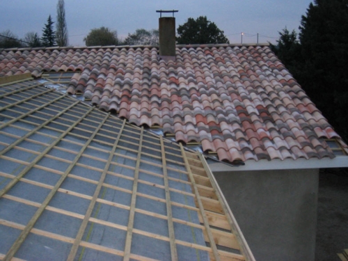 Situé à Calas, le couvreur ACL Couverture effectue depuis 30 ans vos travaux de couverture et de traitement de charpente.